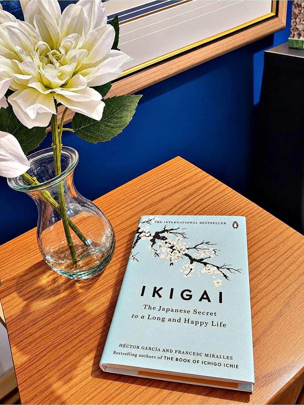 Penguin Books Ikigai: The Japanese Secret to a Long and Happy Life Book Blue